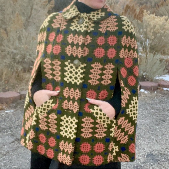 Vintage AMAZINGNESS!!! Embroidered Geometric Print Cape Brocade Stunning - Picture 5 of 9